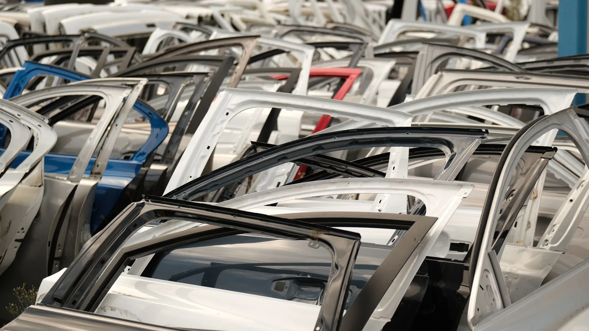 Automóvil moderno representando soluciones digitales para el sector automotriz Automóvil moderno representando soluciones digitales para el sector automotriz