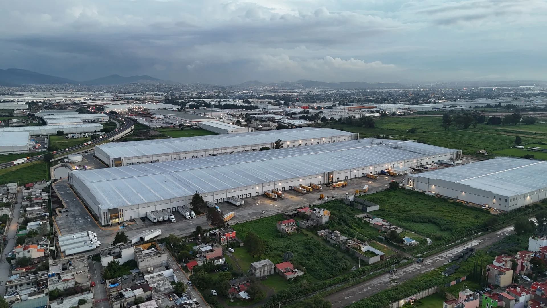 Vista aérea de un complejo industrial y sus instalaciones Vista aérea de un complejo industrial y sus instalaciones