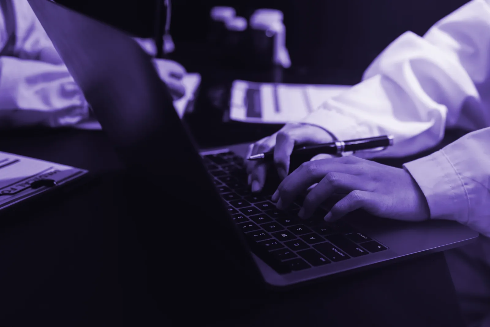 Especialista trabajando en una estrategia tecnológica Especialista trabajando en una estrategia tecnológica