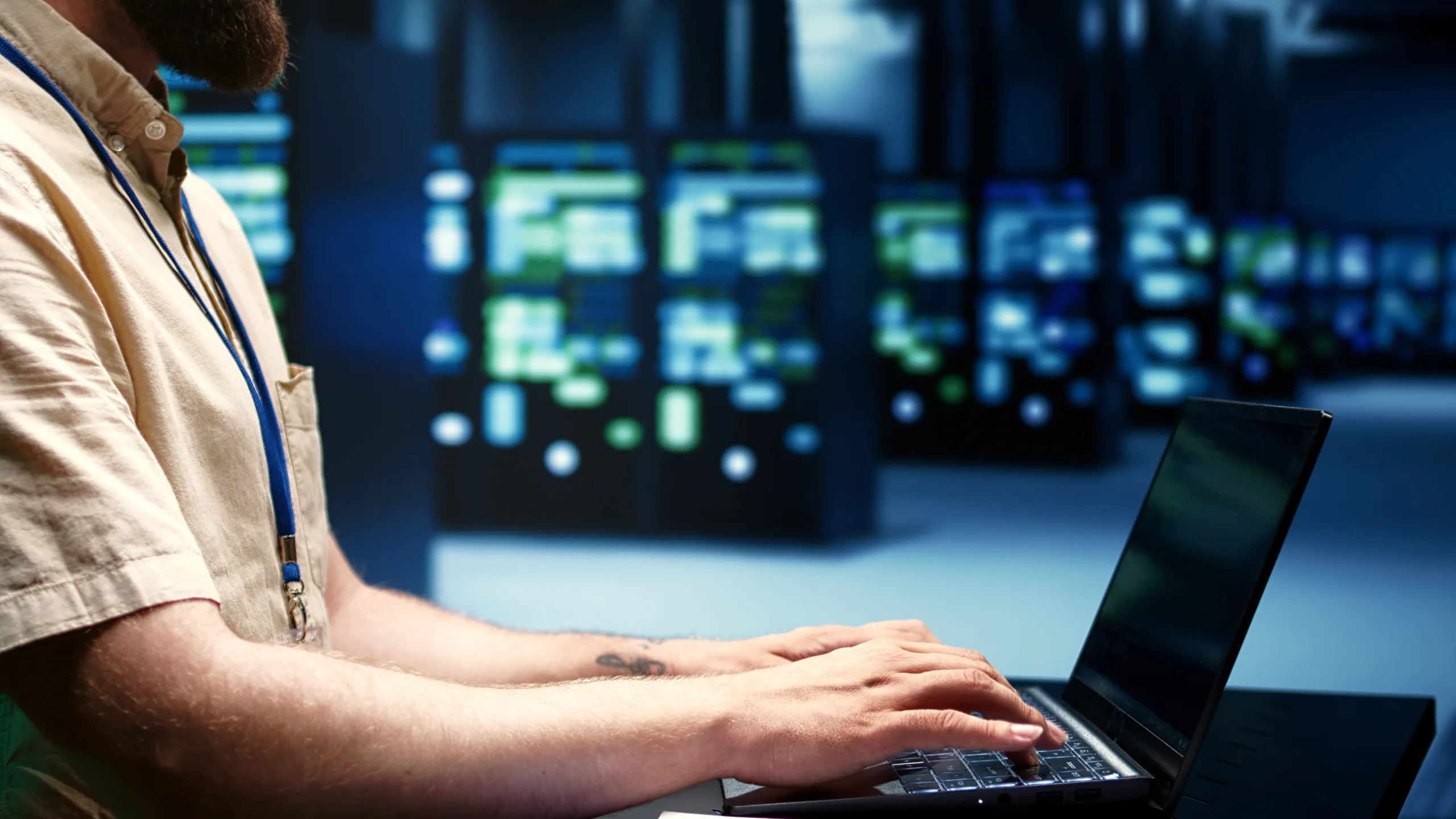 Especialista trabajando en estrategias de respaldo y recuperación de información Especialista trabajando en estrategias de respaldo y recuperación de información